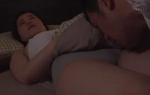 3 ngày chồng yêu đi làm ăn, vợ yêu ở nhà nữa đêm bị bố ông xã mò vào phòng