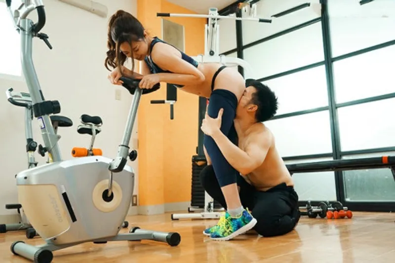 Xin ông xã đi tập gym, vợ yêu địt trộm với anh pt