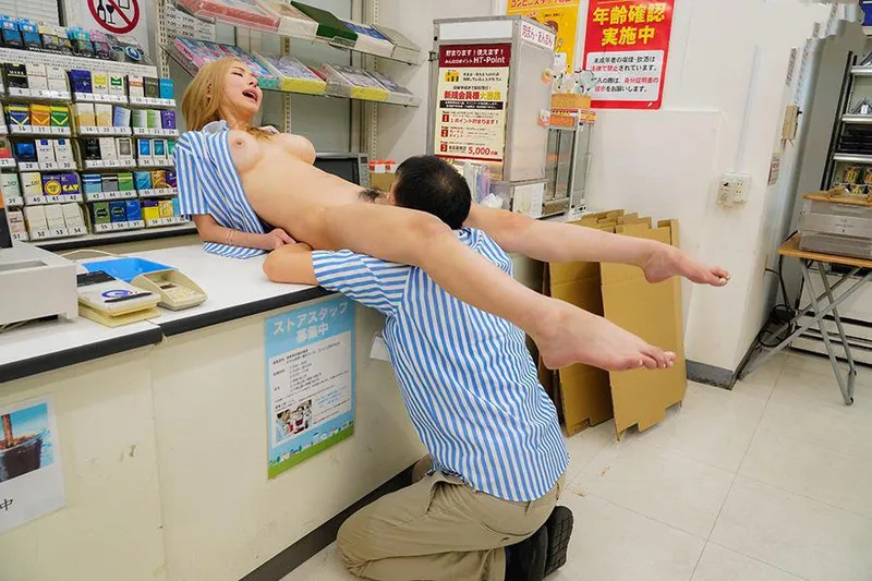 Anh quản lý tống tình bé yêu ngổ ngáo của chủ cửa hàng tiện lợi