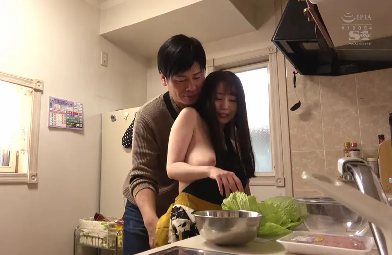 Nghi ngờ cô vợ lén lút, ông xã lén lắp camera và chứng kiến tất cả