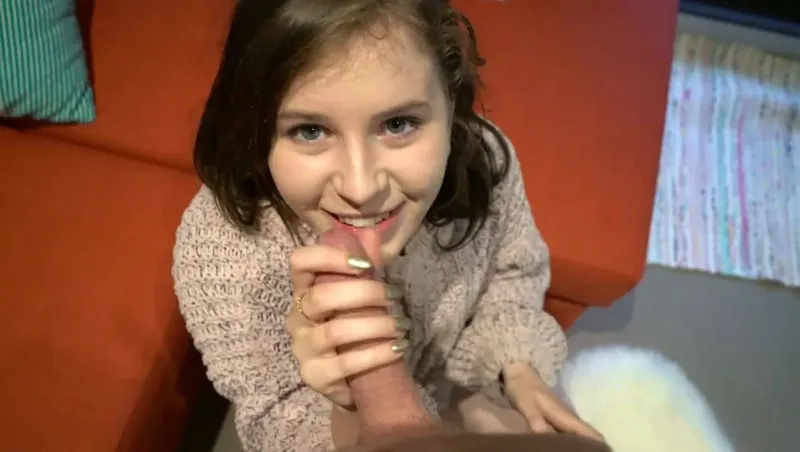 Bắn tinh ngập chiếc âm đạo hồng của em gái dễ thương